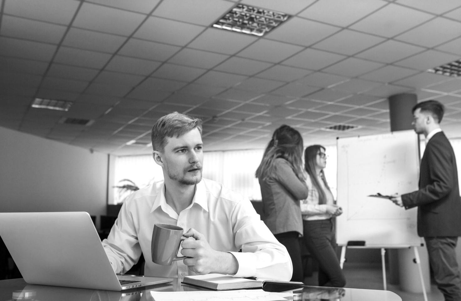 Beratungsgespräch zur saisonalen Finanzplanung in modernem Büro